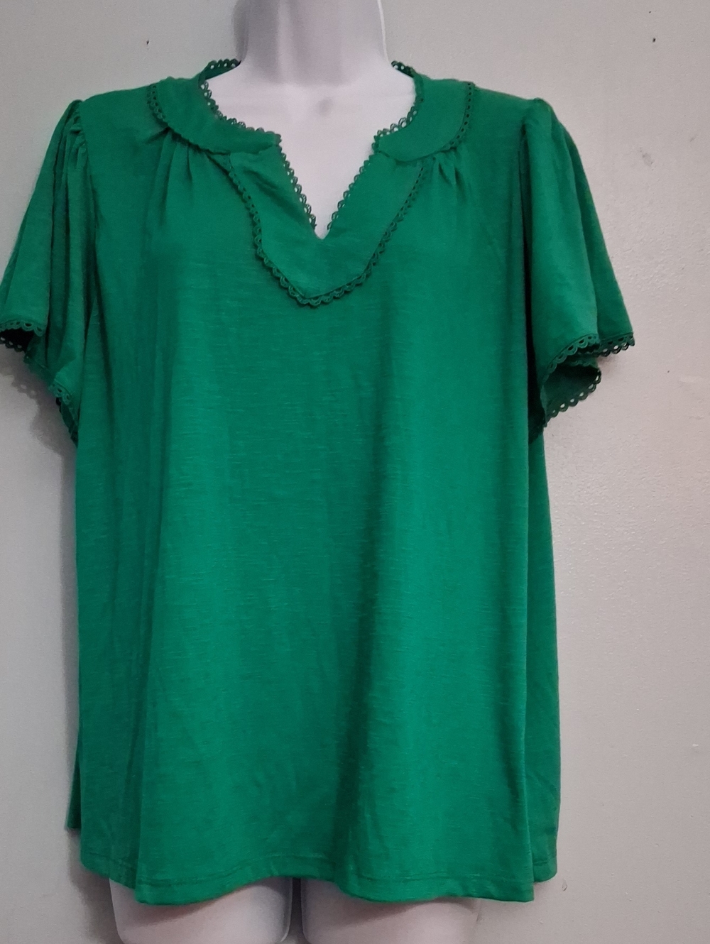 Cable & Gauge Size 1X Women's Emerald Green V‑Neck Crochet Trim Short Sleeve Top